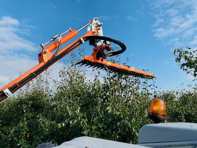 Hydraulische aansluitingen van een Rinieri heggenschaar op een shovel