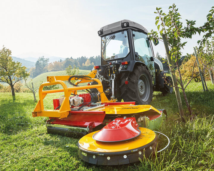 Ilmer EMG mulchmaaier maait en mulcht het gras tussen de fruitbomen