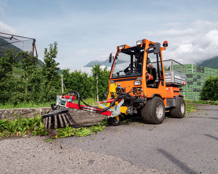 Ilmer GT-Vario front-werktuigendrager op een oranje werkvoertuig onderhoudt de wegberm
