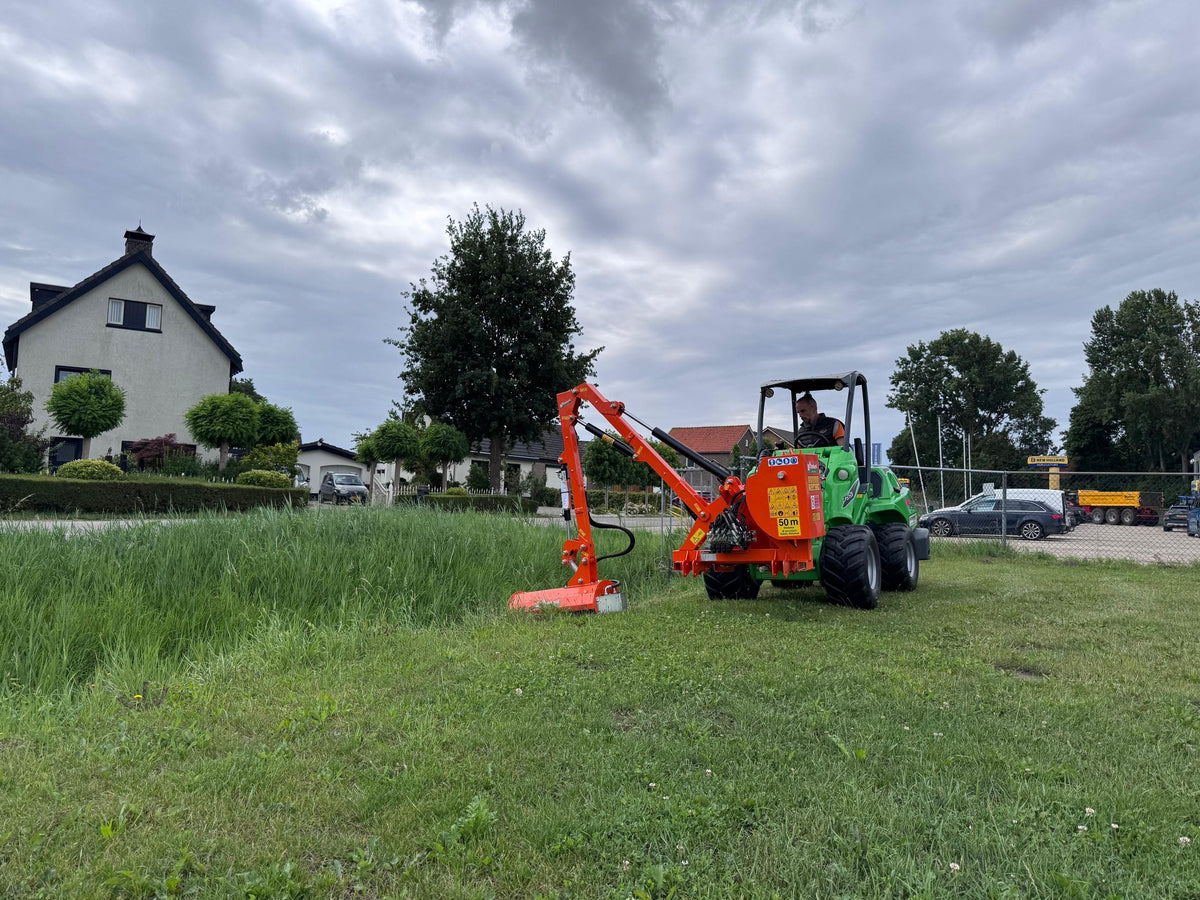 Rinieri BRF-M maaiarm op een Avant minilader maait een hoge grasberm