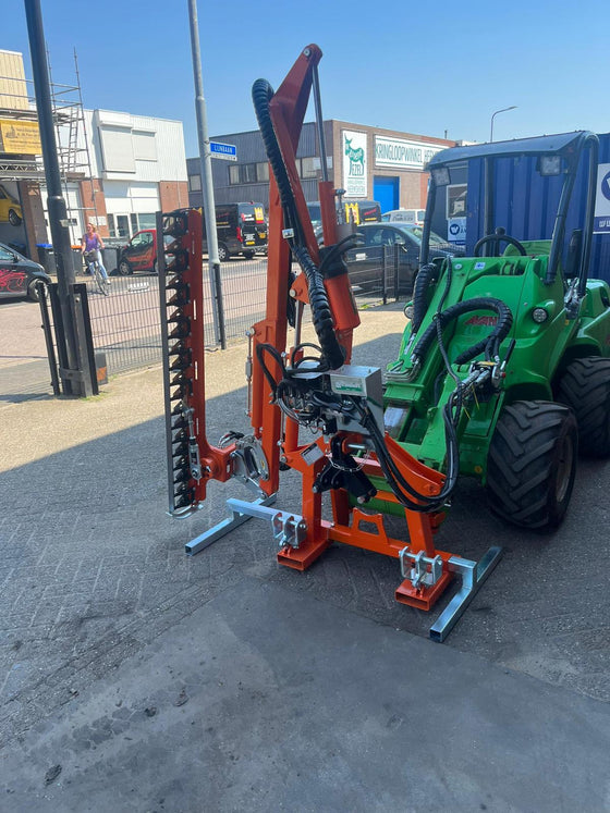 Avant minishovel met Rinieri BRM heggenschaar en verticale mesbalk