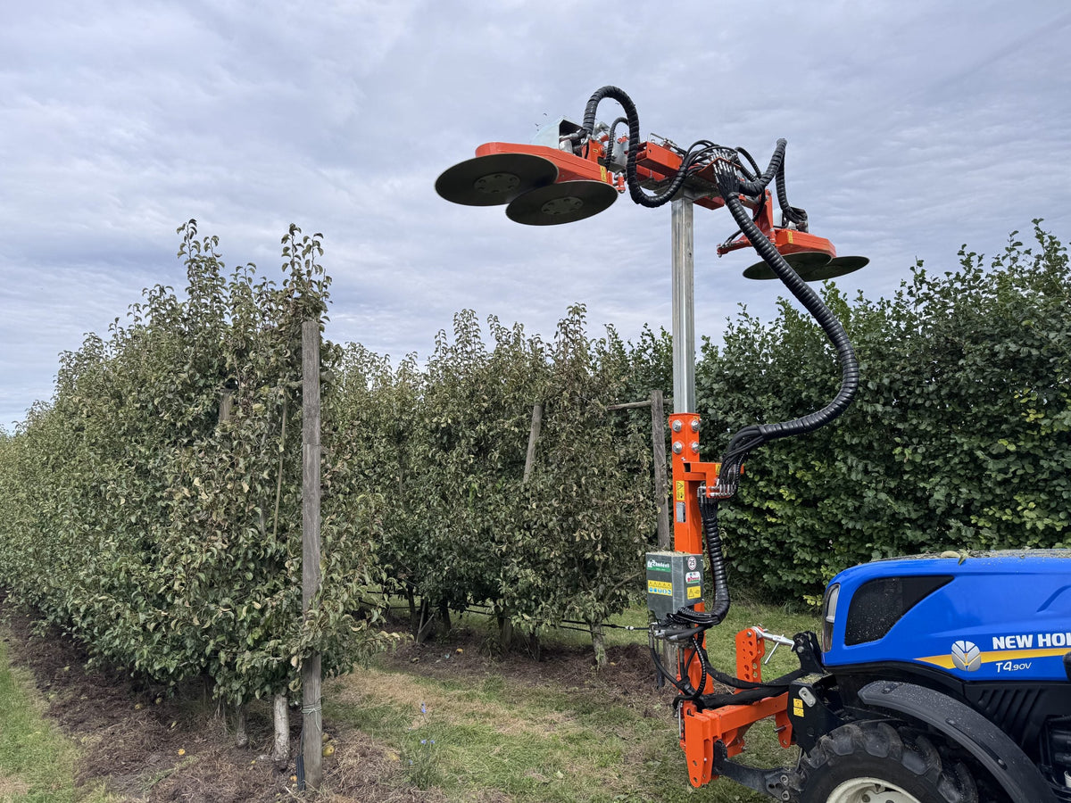 Rinieri ORD-Top koppensnoeier met zaagschijven op een New Holland-smalspoortractor