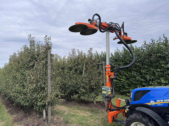 Rinieri ORD-Top koppensnoeier met zaagschijven op een New Holland-smalspoortractor