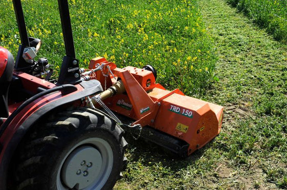 Rinieri TRD klepelmaaier achter een rode tractor maait een begroeid weiland