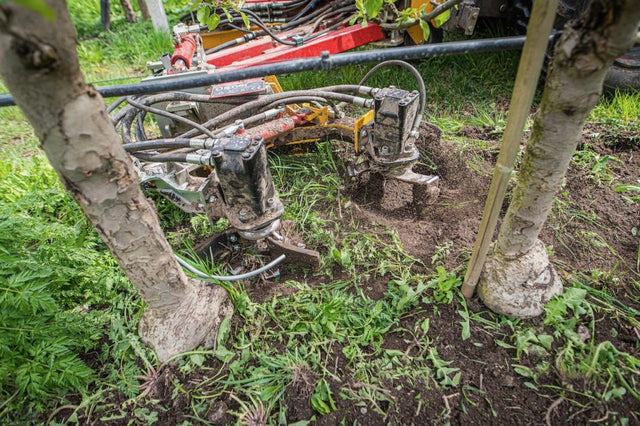 Ilmer Krümler verkruimelaar aan het werk achter een smalspoortractor
