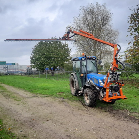 Blauwe tractor met Rinieri BRM 150-200 hydraulische heggenschaar en uitgeschoven mesbalk