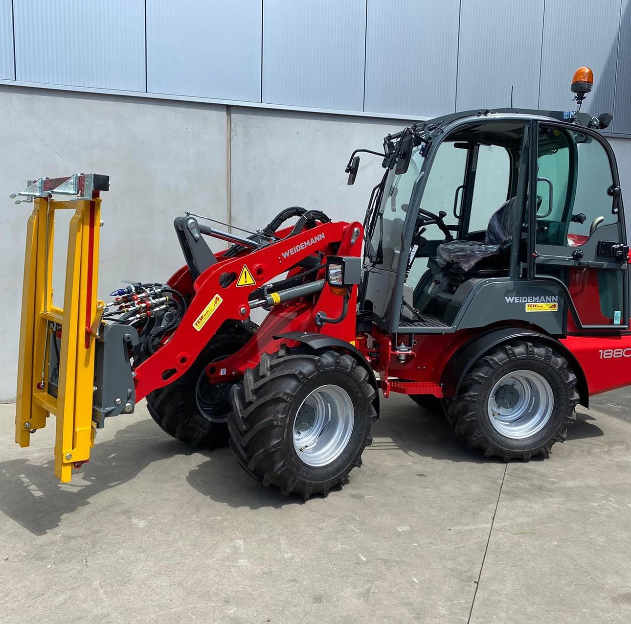 Weidemann shovel met Ilmer hefmast en fruitkisten