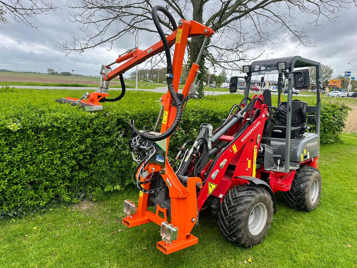 Rinieri BRM 150 hydraulische heggenschaar gemonteerd op een shovel bij Recreatiebedrijf Boot