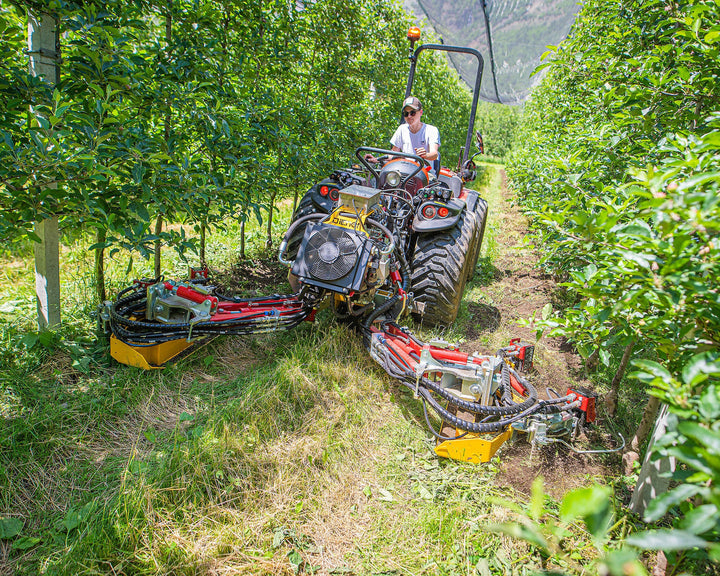 Smalspoortractor met Ilmer GT-Vario front-werktuigendrager aan de fronthef in de boomgaard