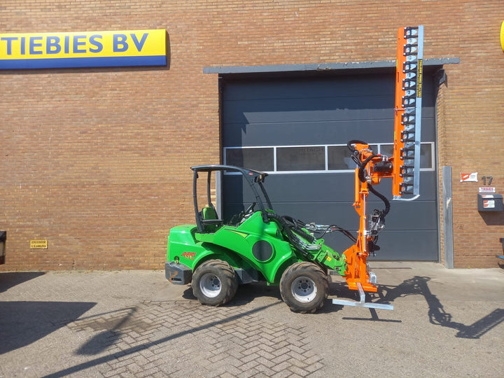Heggenschaar-opbouw gemonteerd op een Avant minilader bij Ekogron
