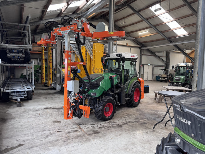 De hal van ZHE Trading in Heijningen met een Rinieri-snoeimachine op een Fendt smalspoortractor