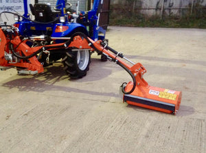 Rinieri BRF maaiarm op de driepuntshef van een blauwe compacttractor, met uitgeklapte arm en klepelmaaikop op de grond