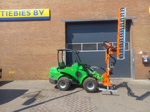 Rinieri heggenschaar opgebouwd op een Avant shovel