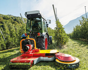 Fendt smalspoortractor met Ilmer IMG mulchmaaier maait het gras tussen de appelbomen