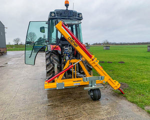 Rode smalspoortractor met Ilmer wortelsnijder in transportstand