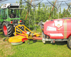 Smalspoortractor met Ilmer ZMG cirkelmaaier en een spuitmachine: maaien en spuiten in één werkgang