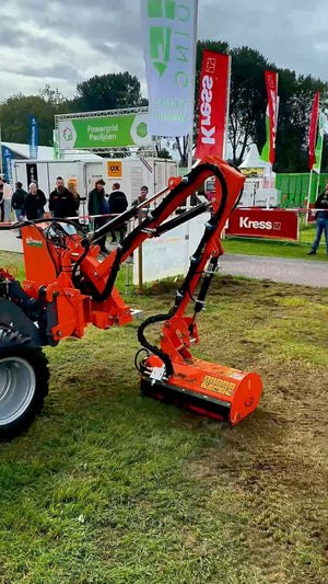 Rinieri BRF-M maaiarm met klepelkop op een Giant minishovel tijdens een maaidemonstratie