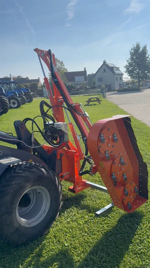 Rinieri BRM-C heggenschaar met mulchdek met drie rotoren, aangebouwd op een Giant minishovel