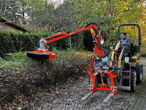 Rinieri BRM-C met mulchdek op een Giant minishovel maait struikgewas