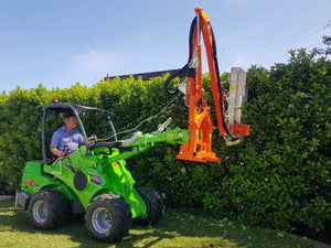 Avant 528 minishovel met Rinieri BRM-X zaagbladen snoeit een hoge haag