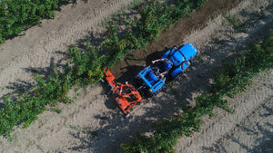 Luchtfoto van de Rinieri EL wiedegge die in de plantrij schoffelt