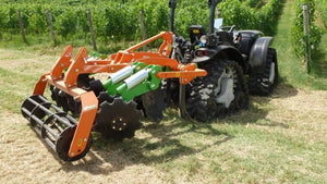 Rinieri FRM schijveneg achter een smalspoortractor tussen de rijen