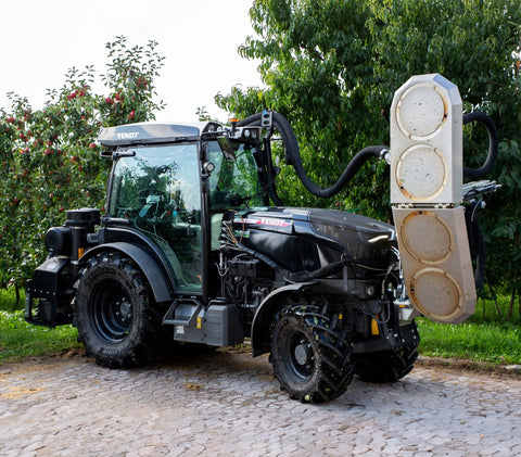 Rinieri Ghibli ML MS 20 enkele bladblazer op een zwarte smalspoortractor