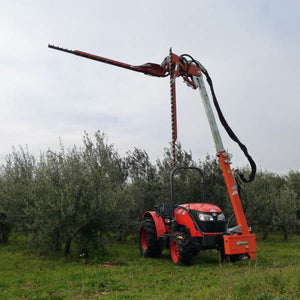 Rinieri ORPL schijvensnoeier snoeit een bomenrij vanaf een rode tractor