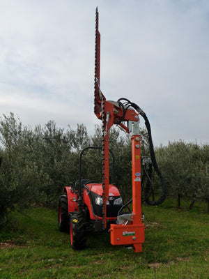 Rinieri ORPL snoeimachine met verticale zaagbalk aan een rode tractor