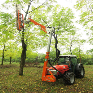 Rinieri ORS snoeimachine aan een rode tractor snoeit hoge bomen