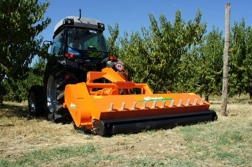 Rinieri TRX versnipperaar achter een tractor versnippert snoeihout in de boomgaard